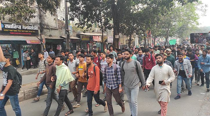 সচিবালয় অভিমুখে জগন্নাথ বিশ্ববিদ্যালয়ের কয়েক হাজার শিক্ষার্থী